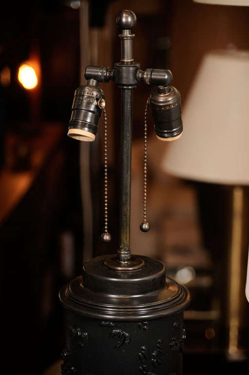 Lampe vintage fabriquée à partir d'un rouleau de papier peint en bois, utilisé à l'origine pour imprimer à la main du papier peint. États-Unis, vers 1940.

Surface en bois texturé.  La lampe a été entièrement restaurée et recâblée, en utilisant du